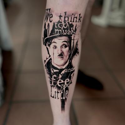 Abstrakt-realistisches Charlie Chaplin Tattoo auf der Wade von Clemens Tattoo Ravensburg