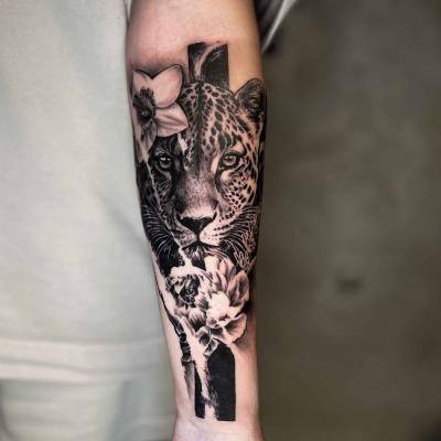 Leopard Unterarmtattoo Pfingstrose Narzisse Abtrakt Realistisch Clemens Tattoo Ravensburg