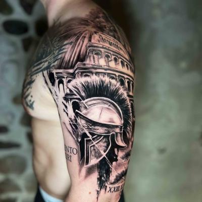 Oberarm Tattoo Warrior Gladiator Helm Colosseum Ravensburg Weingarten Tattoo Clemens